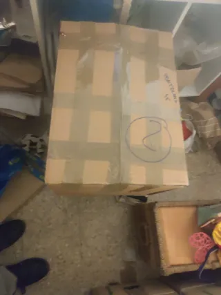 Caja con 45 pantalones