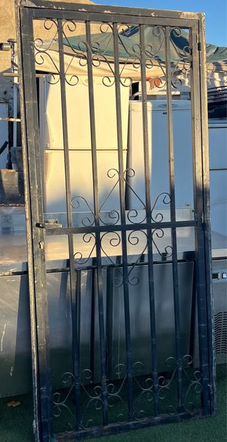 Puerta de Hierro Forjado con Cerradura