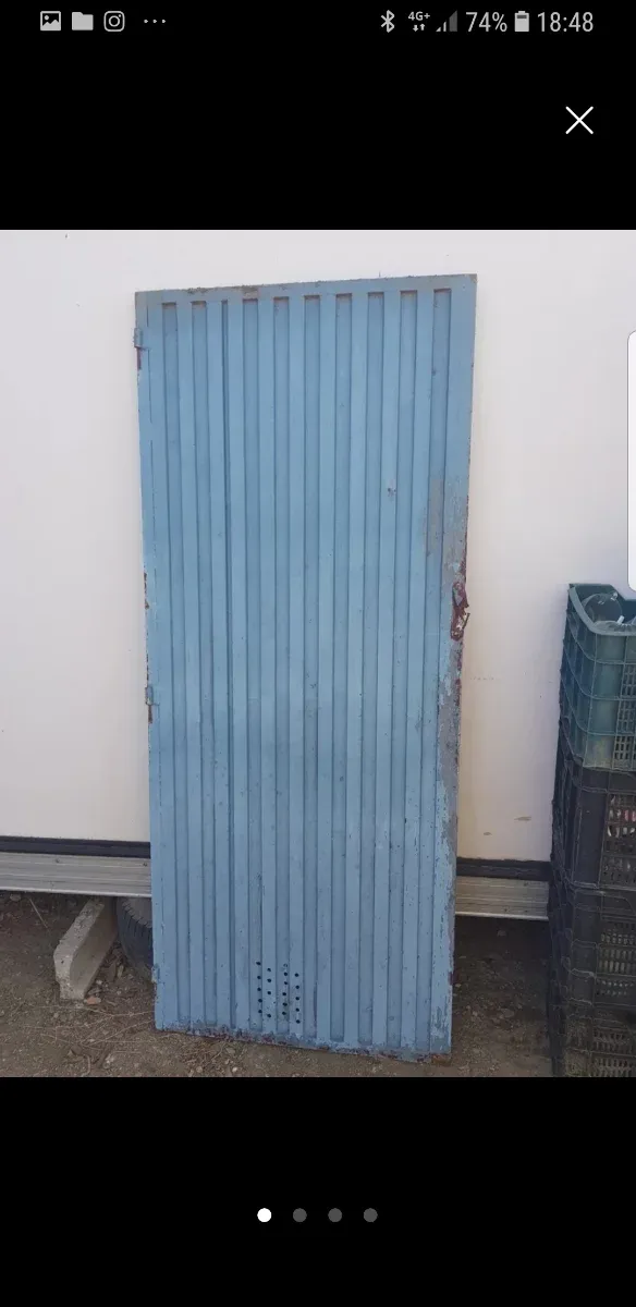 Puerta de hierro azul