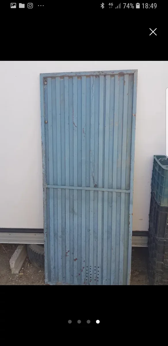 Puerta de hierro azul