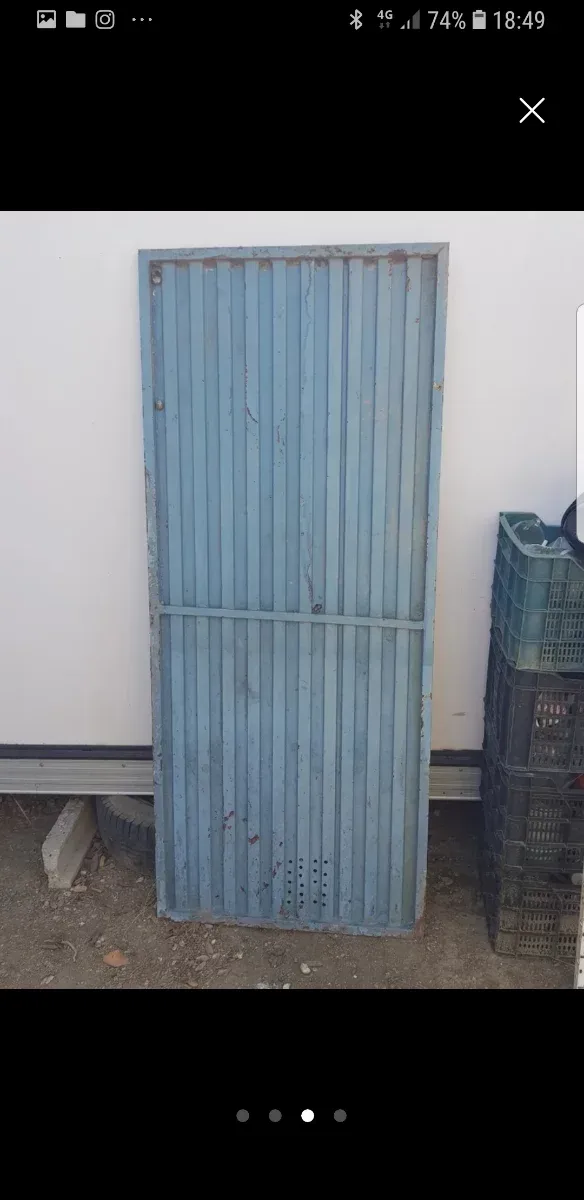 Puerta de hierro azul