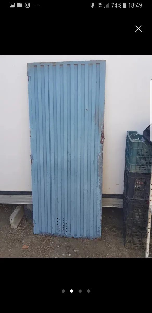 Puerta de hierro azul