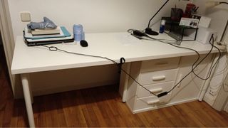 Scrivania bianca con cassettiera