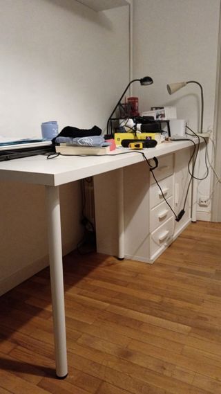 Scrivania bianca con cassettiera