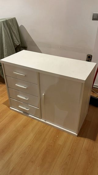 Scrivania bianca con cassettiera