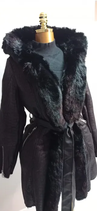 Abrigo largo negro con pelo de antelina