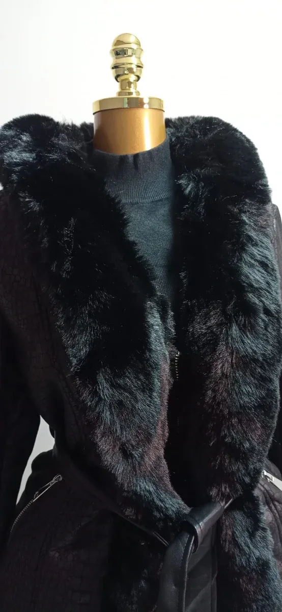 Abrigo largo negro con pelo de antelina