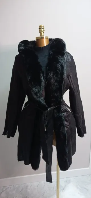 Abrigo largo negro con pelo de antelina