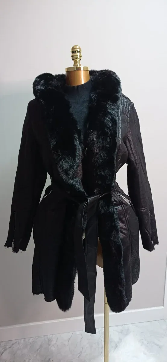 Abrigo largo negro con pelo de antelina