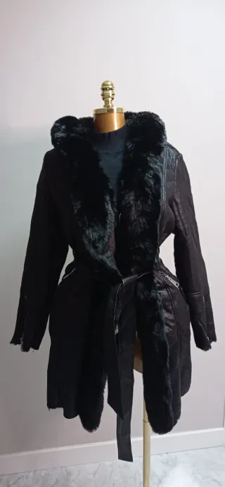 Abrigo largo negro con pelo de antelina