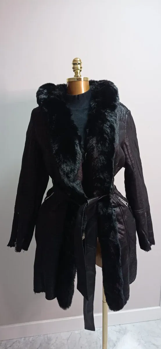 Abrigo largo negro con pelo de antelina