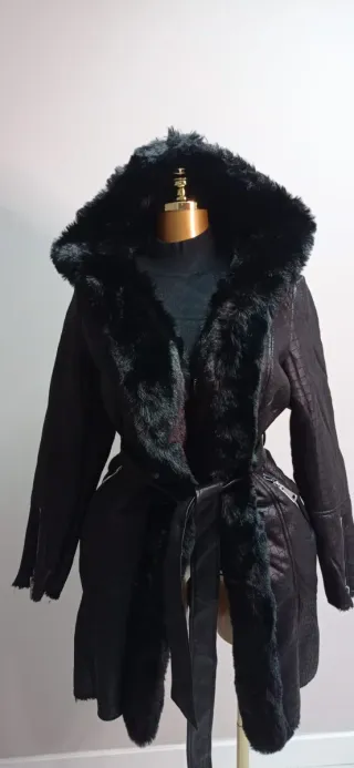 Abrigo largo negro con pelo de antelina