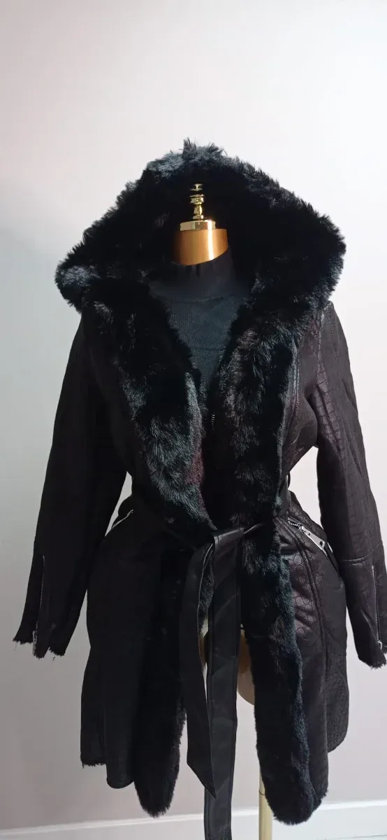 Abrigo largo negro con pelo de antelina
