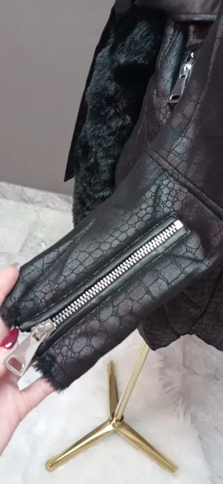 Abrigo largo negro con pelo de antelina