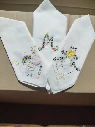 Pañuelos de tela bordados.