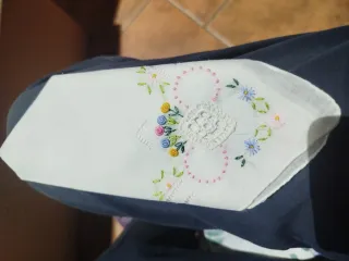 Pañuelos de tela bordados.