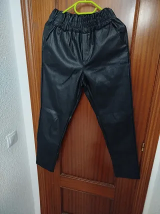 Pantalón negro efecto piel