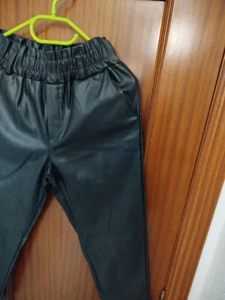 Pantalón negro efecto piel