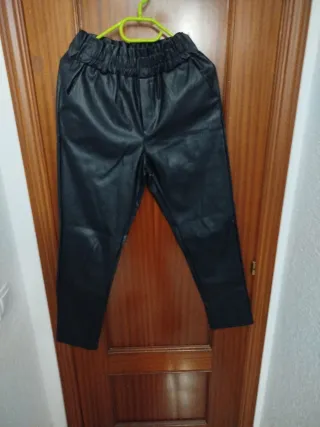 Pantalón negro efecto piel