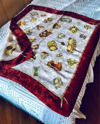 Foulard in seta con gioielli e scrigni