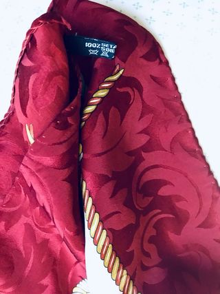 Foulard in seta con gioielli e scrigni