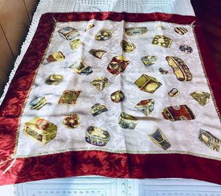 Foulard in seta con gioielli e scrigni