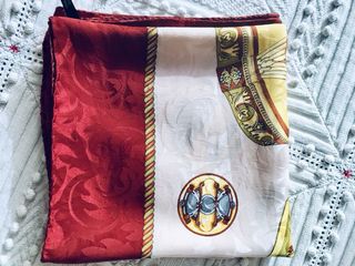 Foulard in seta con gioielli e scrigni