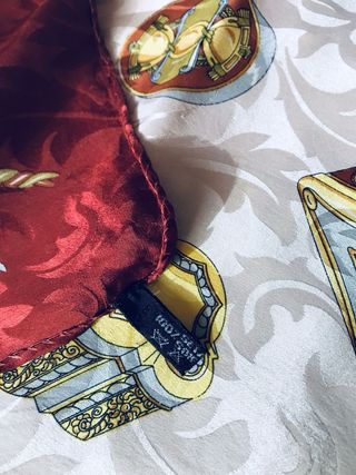 Foulard in seta con gioielli e scrigni