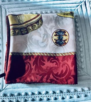 Foulard in seta con gioielli e scrigni