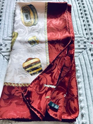 Foulard in seta con gioielli e scrigni