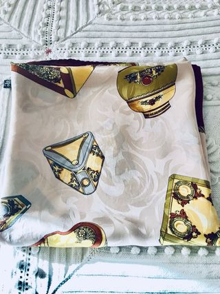 Foulard in seta con gioielli e scrigni