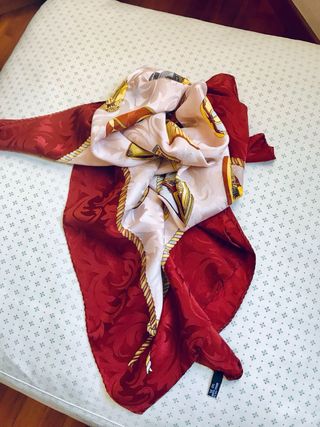 Foulard in seta con gioielli e scrigni