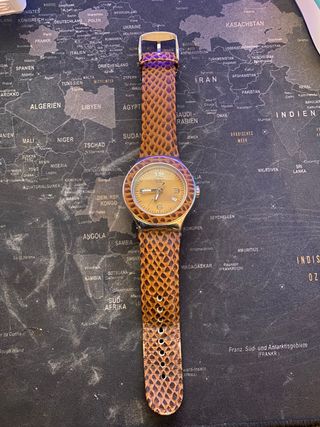 Orologio Swatch con cinturino effetto pelle