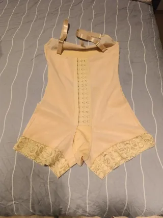 Faja moldeadora beige con broches