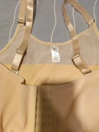 Faja moldeadora beige con broches