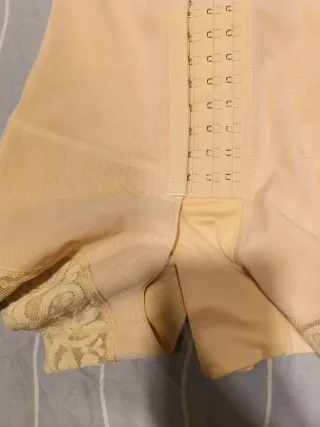 Faja moldeadora beige con broches