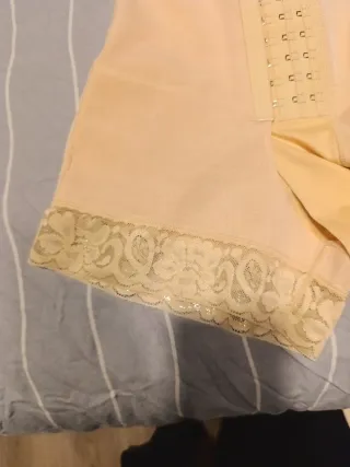 Faja moldeadora beige con broches