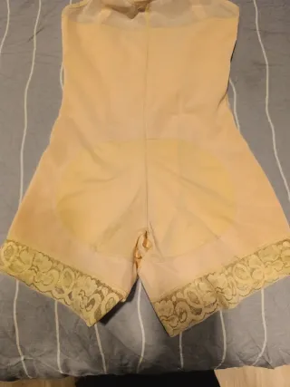 Faja moldeadora beige con broches