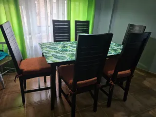 Mesa de comedor de madera oscura
