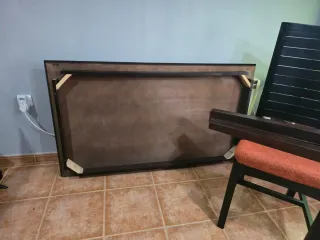 Mesa de comedor de madera oscura