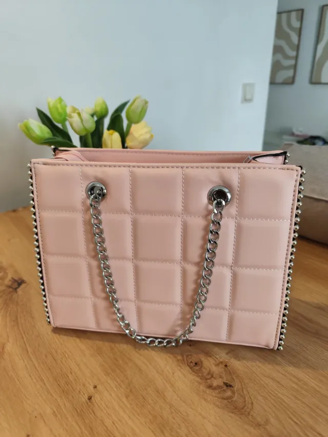 Bolso rosa acolchado con cadena plateada