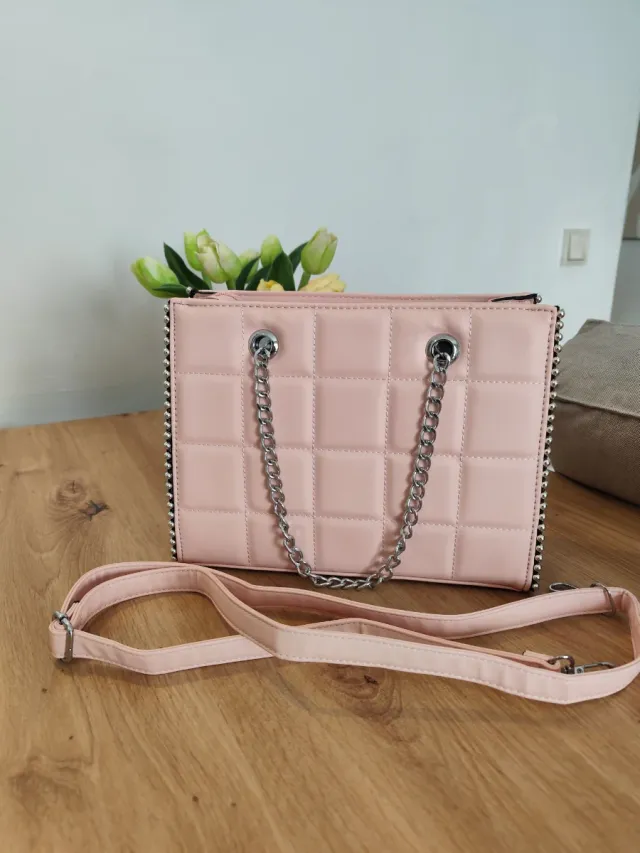 Bolso rosa acolchado con cadena plateada