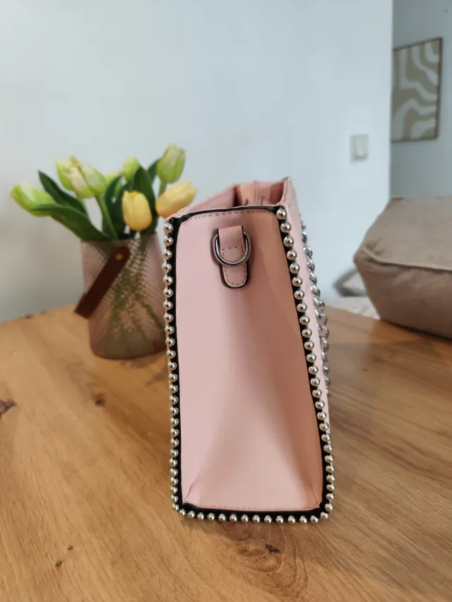 Bolso rosa acolchado con cadena plateada