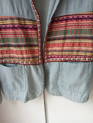 Chaqueta vaquera con bordados étnicos