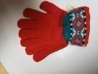 Guantes de lana rojos con estampado