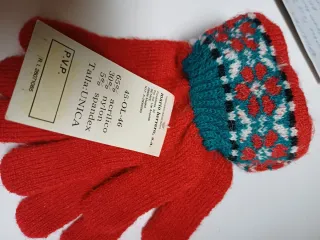 Guantes de lana rojos con estampado