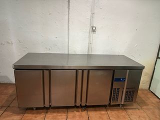 Bajo mostrador Infrico 3 puertas