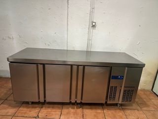 Bajo mostrador Infrico 3 puertas