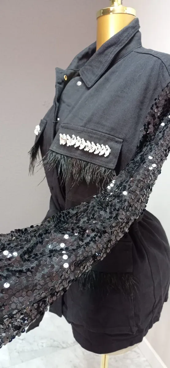 Chaqueta negra con lentejuelas y plumas