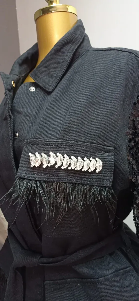 Chaqueta negra con lentejuelas y plumas